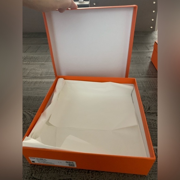 Hermès Orange Box, 7.5”x7.5”x2”, belt box. - Picture 2 of 4